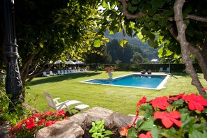 Outdoor pool, open 9 AM to 8 PM, pool umbrellas, sun loungers - Florido Hotel (Sort)