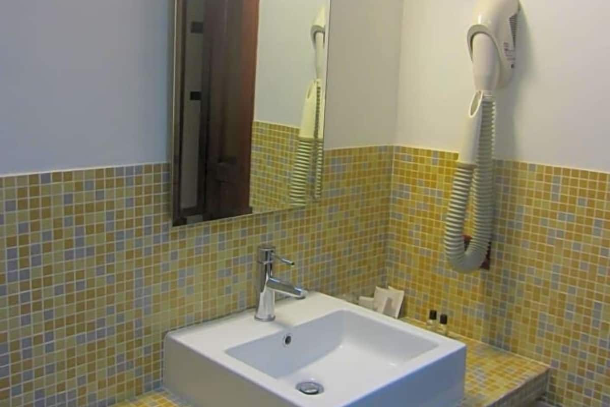 Baño | Artículos de higiene personal gratuitos, bidé y toallas