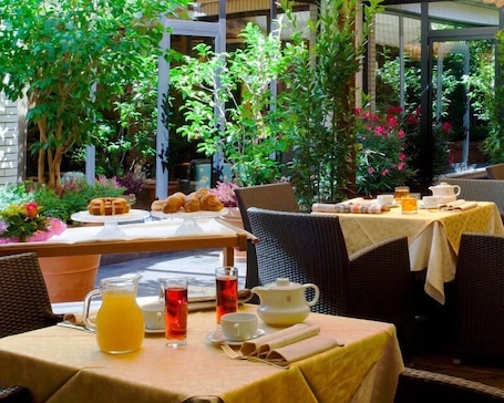 Petit déjeuner buffet compris tous les jours. Hotel Leonardo Da Vinci