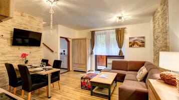 Standard Duplex, 2 Bedrooms, Kitchen, Hill View | Living room | Flat-screen TV