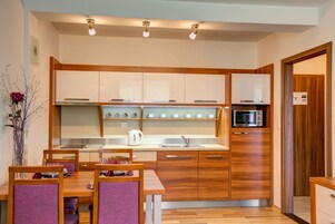 Deluxe Suite, 2 Bedrooms, Kitchen, Hill View | Private kitchen | Fridge, microwave, stovetop, coffee/tea maker