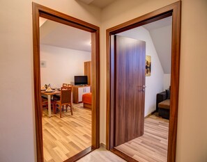 1 habitación, caja de seguridad en la habitación y escritorio