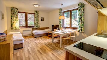 Familien-Studiosuite, 2 Schlafzimmer, Küche, Hügelblick | Wohnbereich