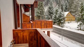 Family Studio Suite, 2 Bedrooms, Kitchen, Mountain View | Balcony