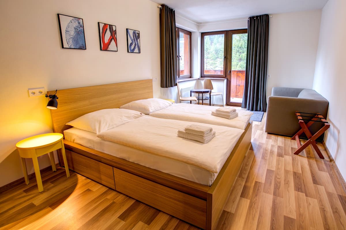 Familien-Studiosuite, 2 Schlafzimmer, Küche, Hügelblick