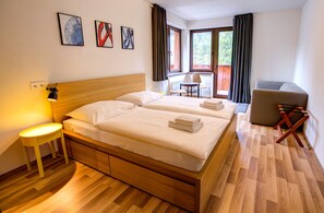 家庭开间套房, 2 间卧室, 厨房, 山景 | 1 多间卧室、客房内保险箱、办公桌、隔音