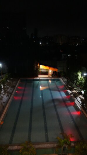 Ulkouima-allas, aurinkotuoleja