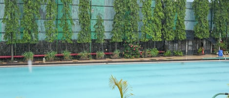 Piscine extérieure, chaises longues