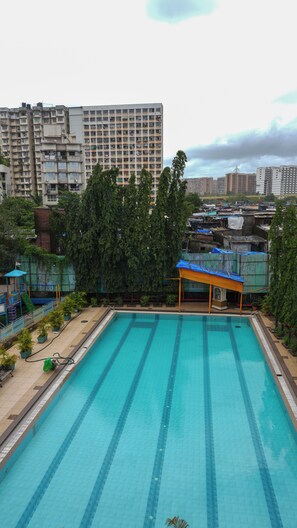 Alberca al aire libre y camastros 