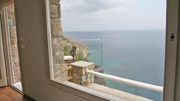 Caja fuerte, sistema de insonorización, wifi gratis y ropa de cama