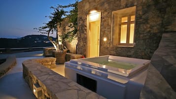 Secador de pelo, albornoces, zapatillas y bidé