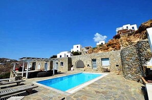 Piscine extérieure, parasols, chaises longues