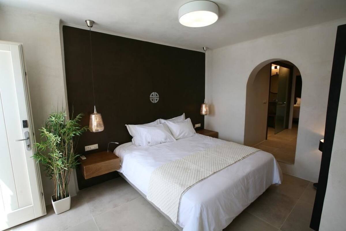 Junior Suite, Hot Tub (Apollon Light) | In-room safe, soundproofing, WiFi (free), bed sheets