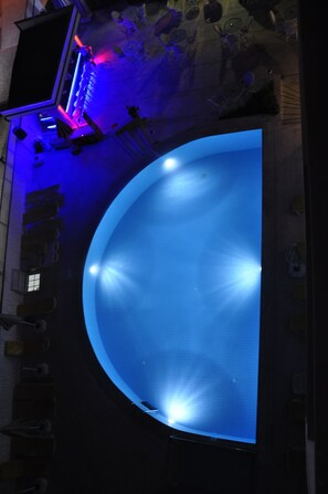Außenpool, Sonnenschirme, Liegestühle