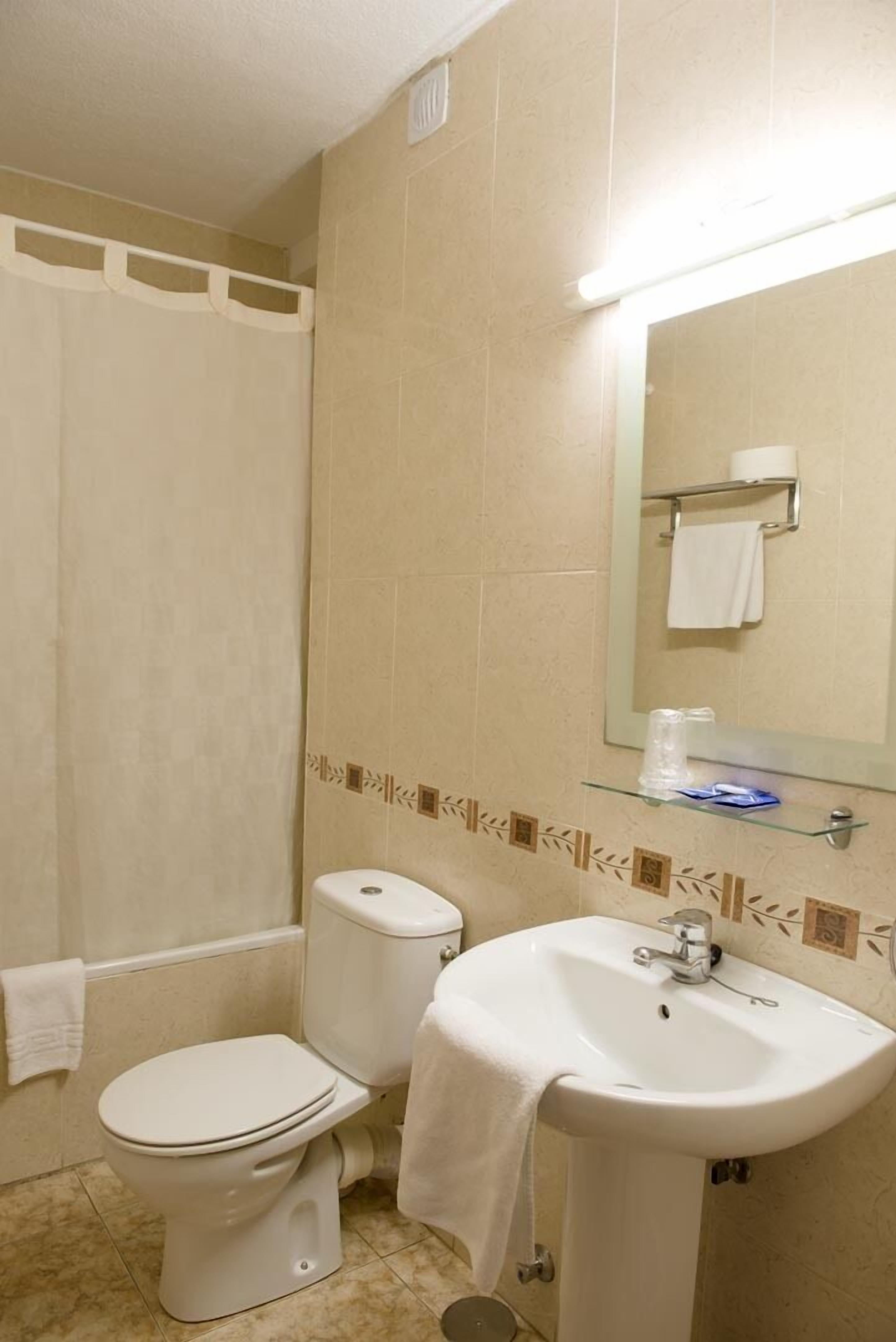 twin room | bathroom | free toiletries, hair dryer, bidet, towels
