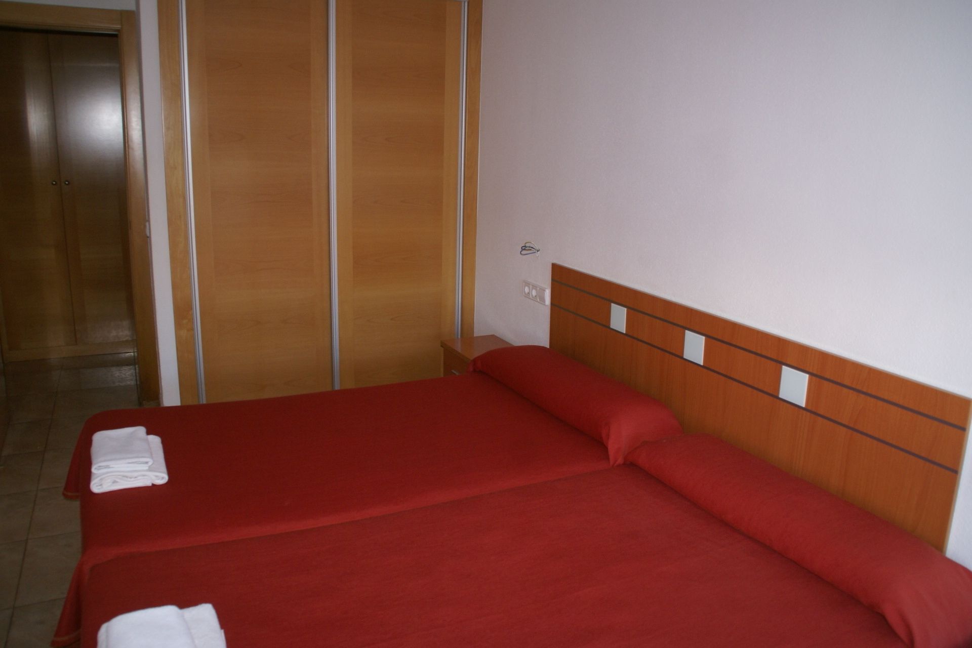 twin room | desk, blackout curtains, free cots/infant beds, rollaway beds