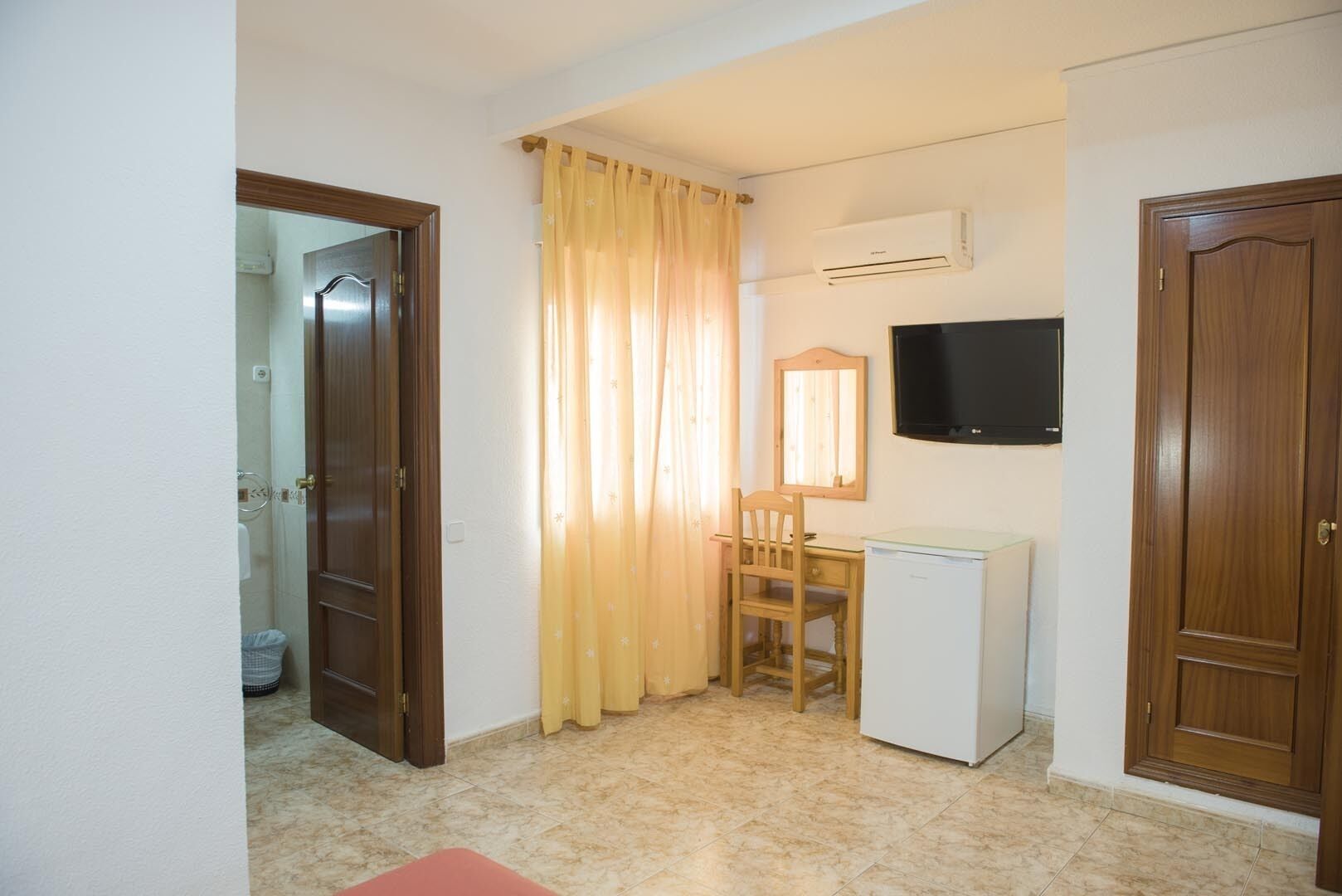 double room | desk, blackout curtains, free cots/infant beds, rollaway beds