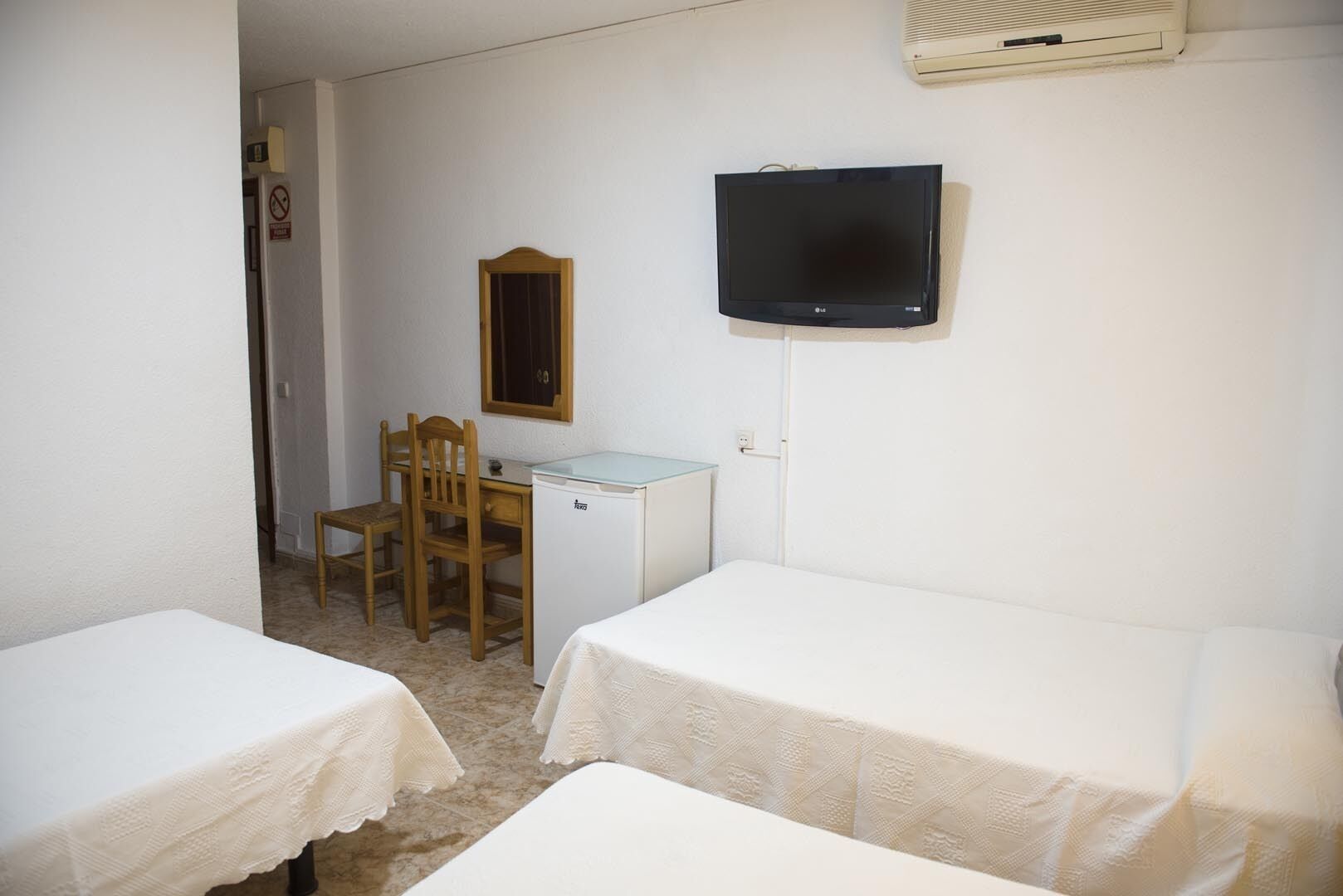 triple room | desk, blackout curtains, free cots/infant beds, rollaway beds