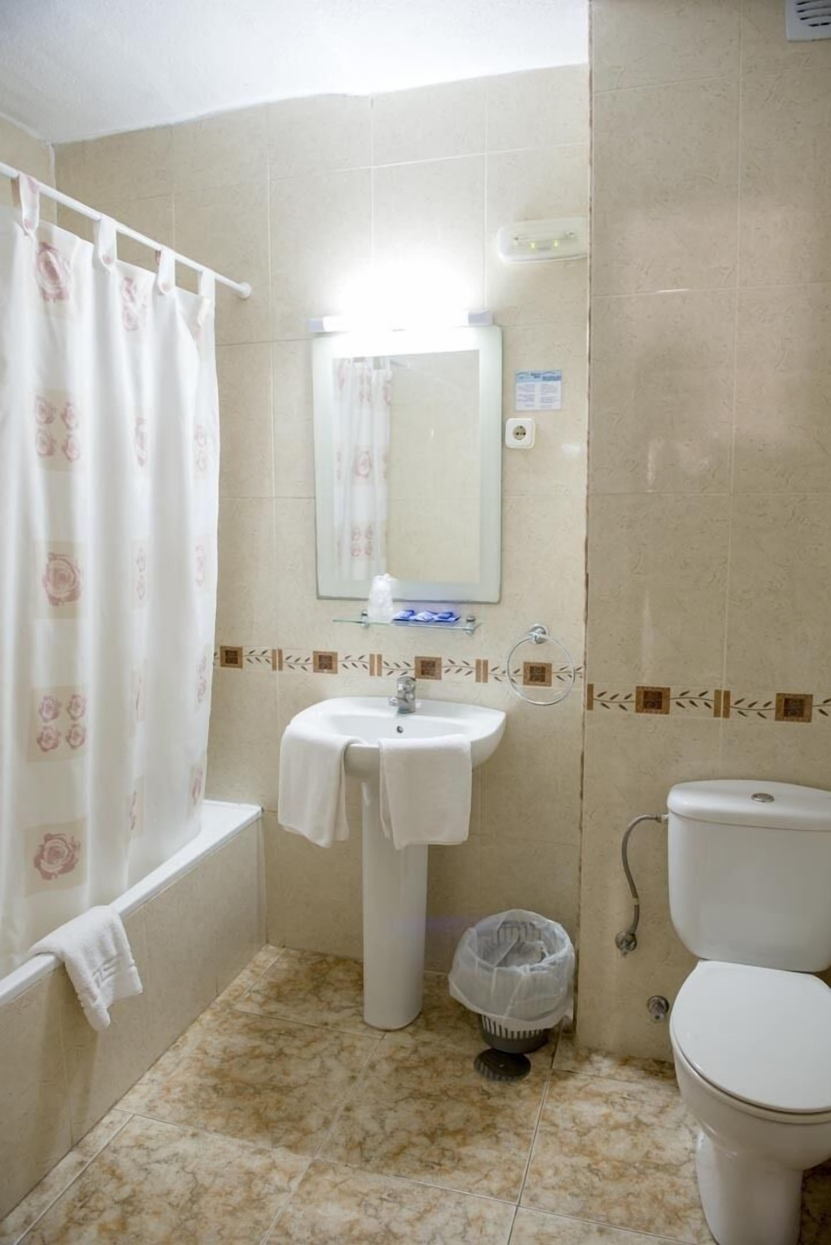 triple room | bathroom | free toiletries, hair dryer, bidet, towels