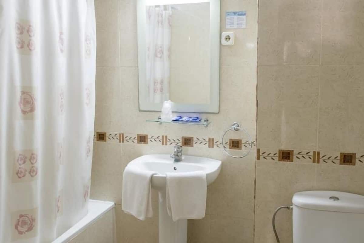 triple room | bathroom | free toiletries, hair dryer, bidet, towels