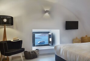 Grand Cave Suite | In-room safe, desk, soundproofing, iron/ironing board