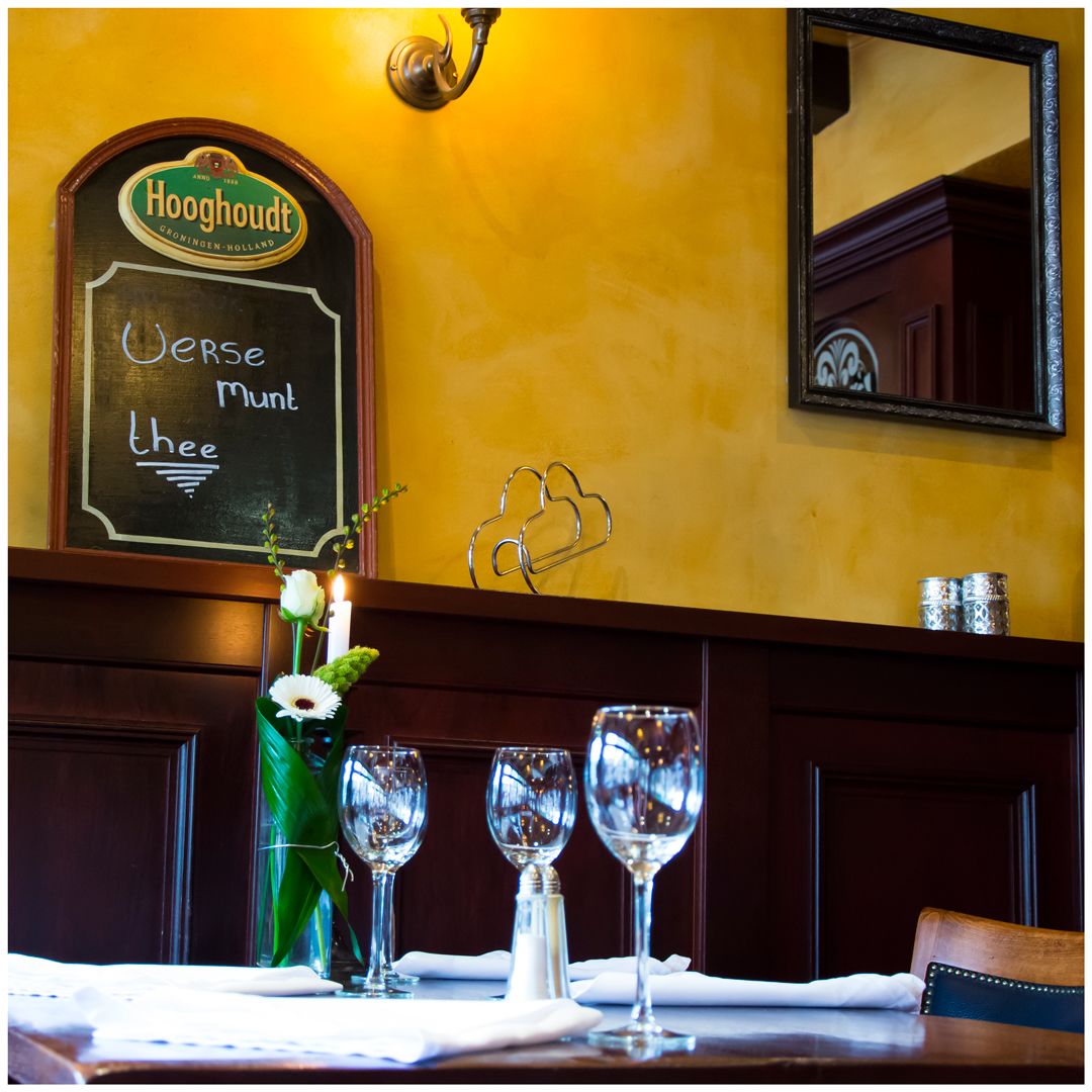 breakfast, lunch, dinner served; international cuisine