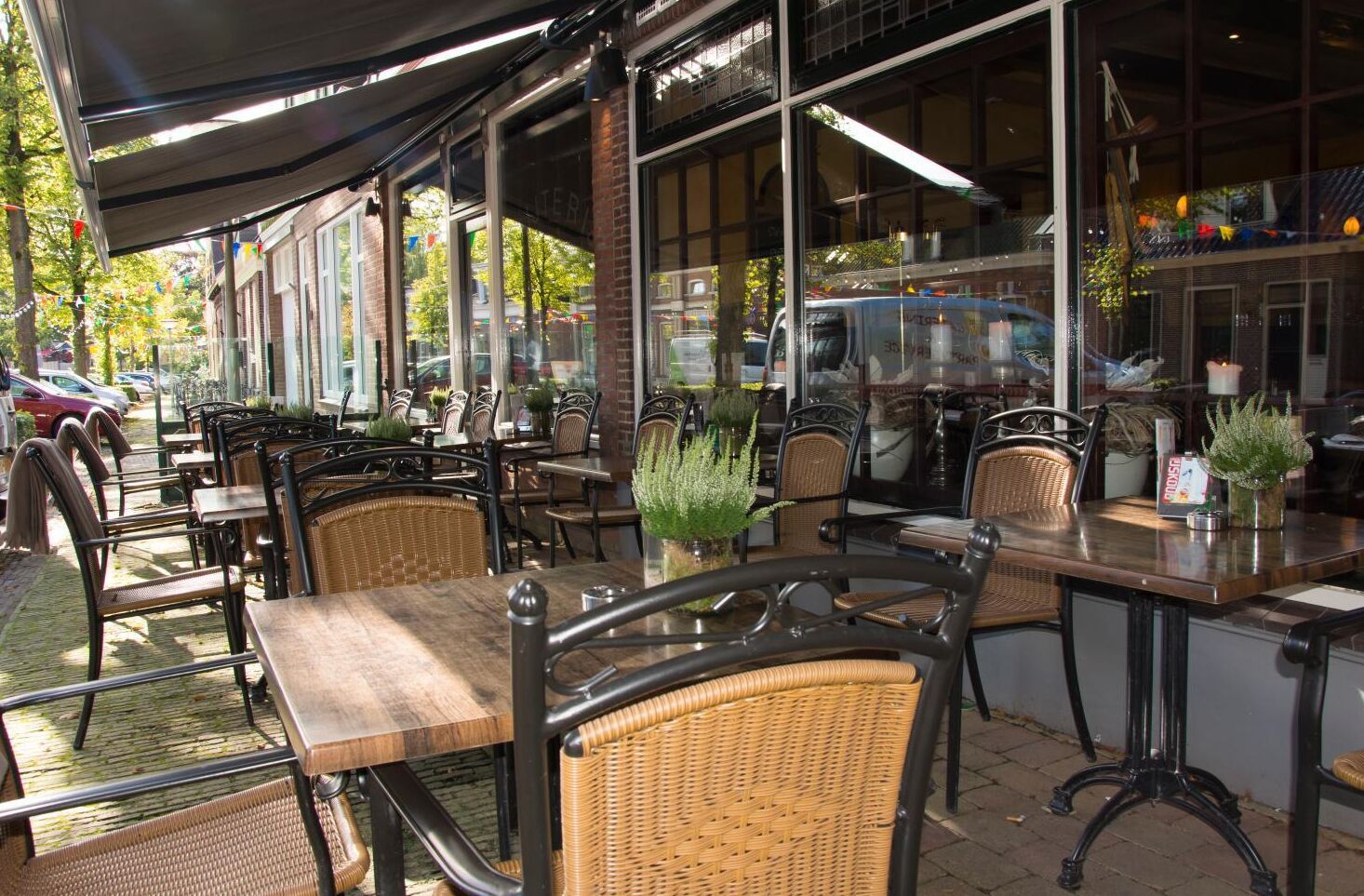 breakfast, lunch, dinner served; international cuisine