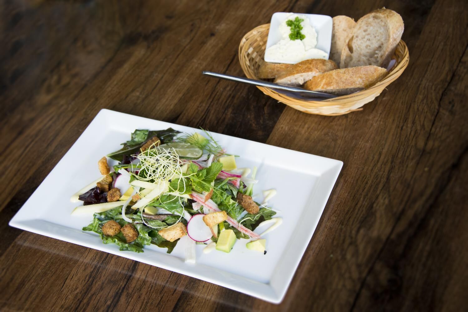 breakfast, lunch, dinner served; international cuisine