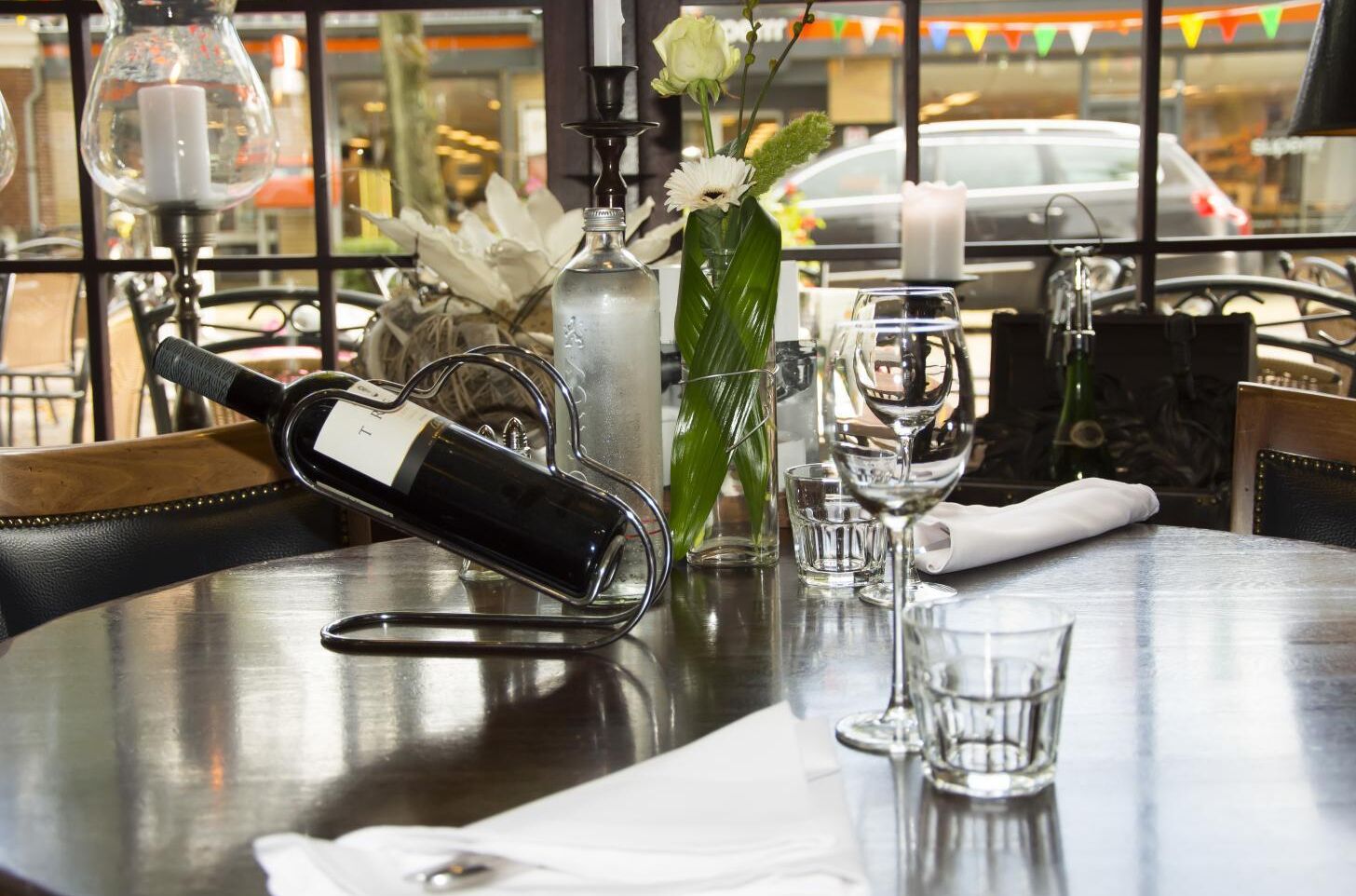 breakfast, lunch, dinner served; international cuisine