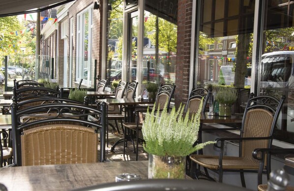 Breakfast, lunch, dinner served; international cuisine - Hotel Duhoux Leeuwarden (Wirdum)