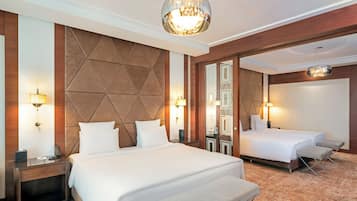 Habitación Premium, varias camas | Ropa de cama de alta calidad, minibar, caja fuerte y escritorio