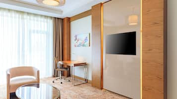 Executive Suite, 1 King Bed with Sofa bed | Living area | Flat-screen TV