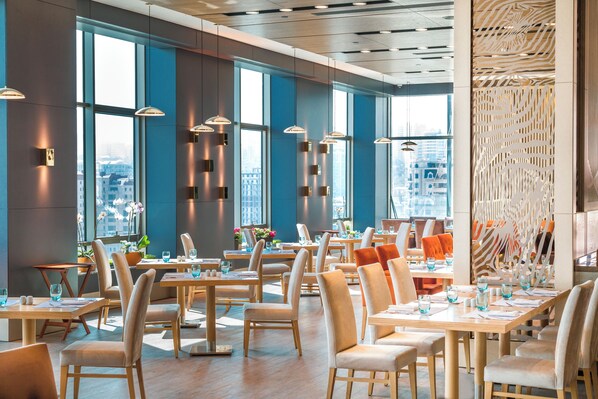 Déjeuner et dîner servis sur place, spécialités Cuisine internationale