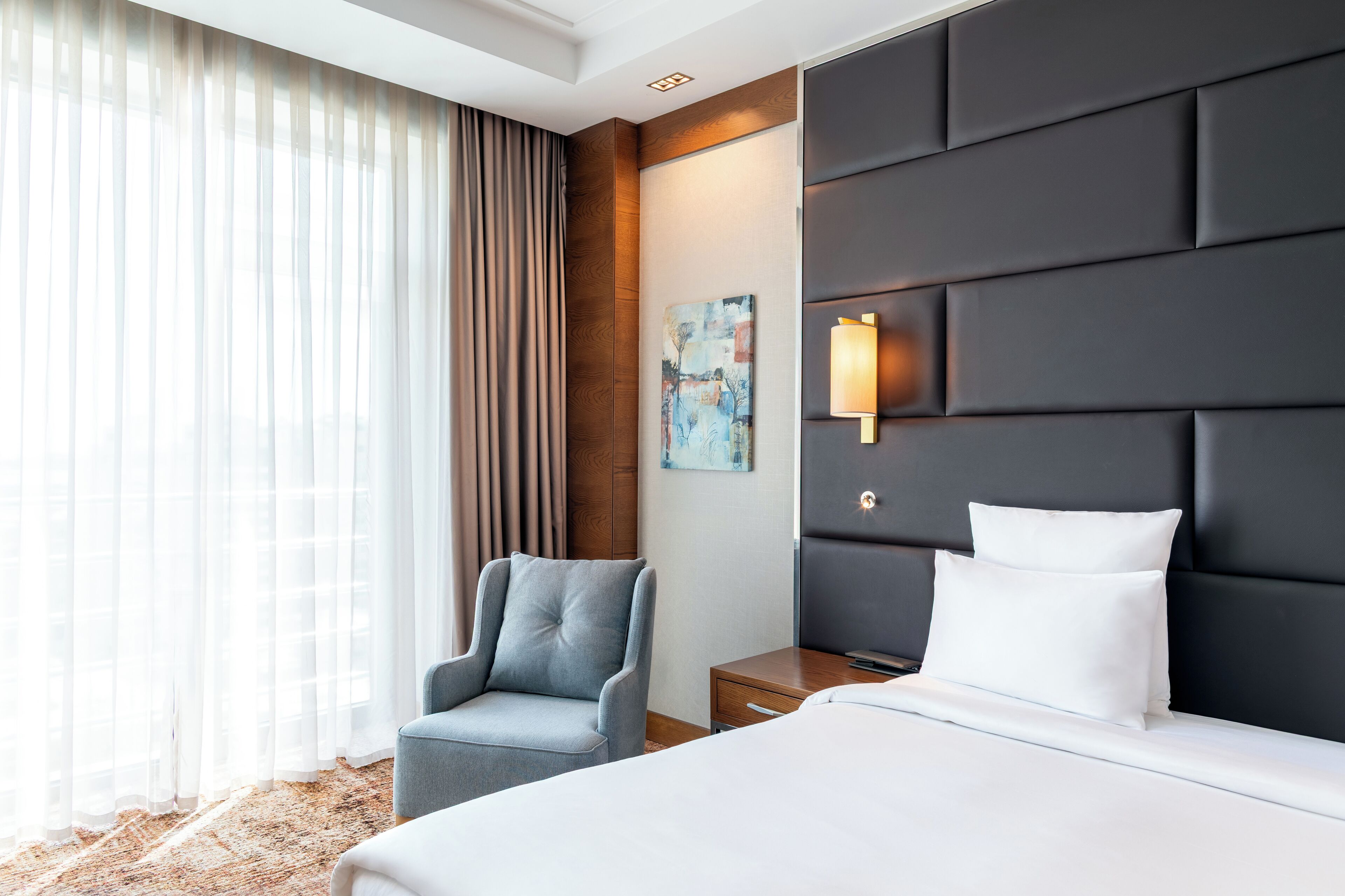 executive suite, 1 king bed with sofa bed | premium bedding, minibar, in-room safe, desk