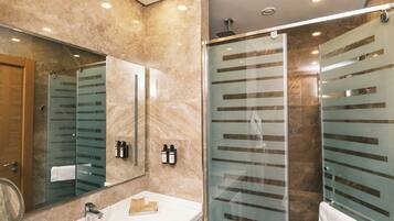 Đồ dùng nhà tắm miễn phí, máy sấy tóc, dép đi trong nhà