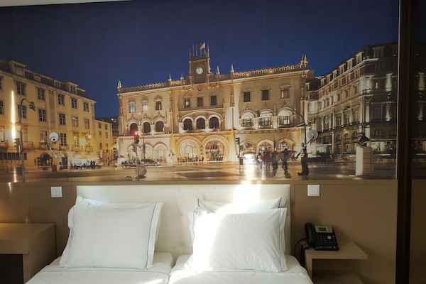 Habitación con 2 camas individuales | Caja fuerte, escritorio, espacio para trabajar con un portátil