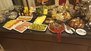 Se ofrece un desayuno bufé todos los días (por un coste adicional)