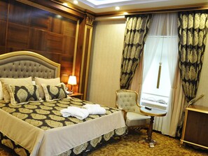 Habitación doble estándar | Minibar, caja de seguridad en la habitación, escritorio y cunas 