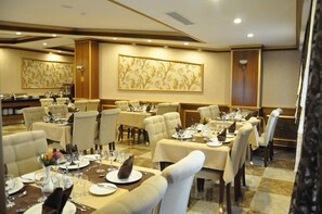 Se sirven desayunos, comidas, cenas y cocina local e internacional 