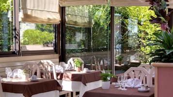 Petit-déjeuner et déjeuner servis sur place, restauration en plein air 