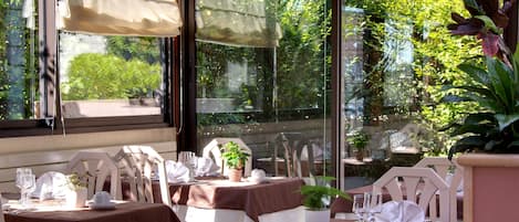 Petit-déjeuner et déjeuner servis sur place, restauration en plein air 