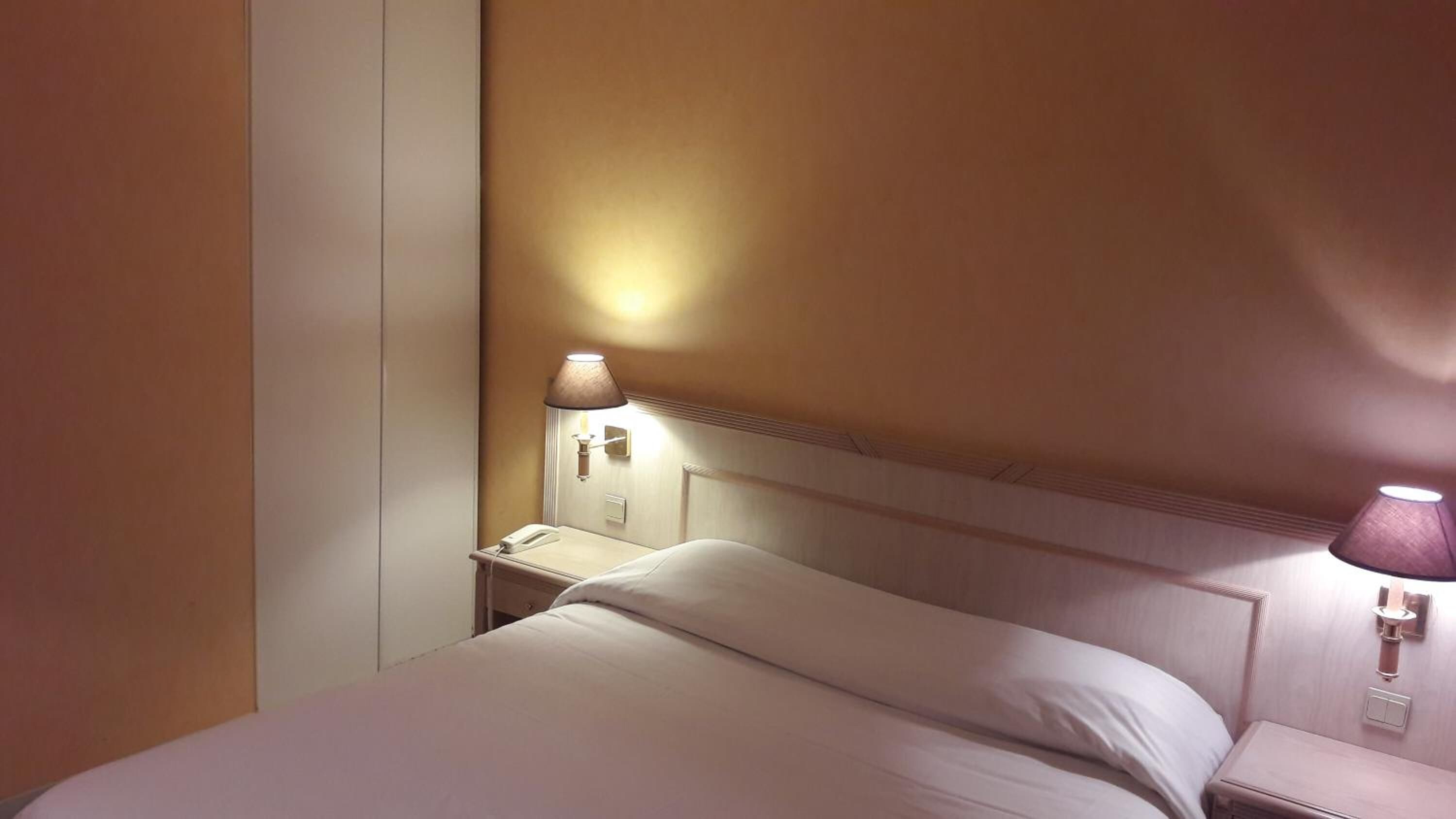 1 bedroom, individually decorated, desk, laptop workspace