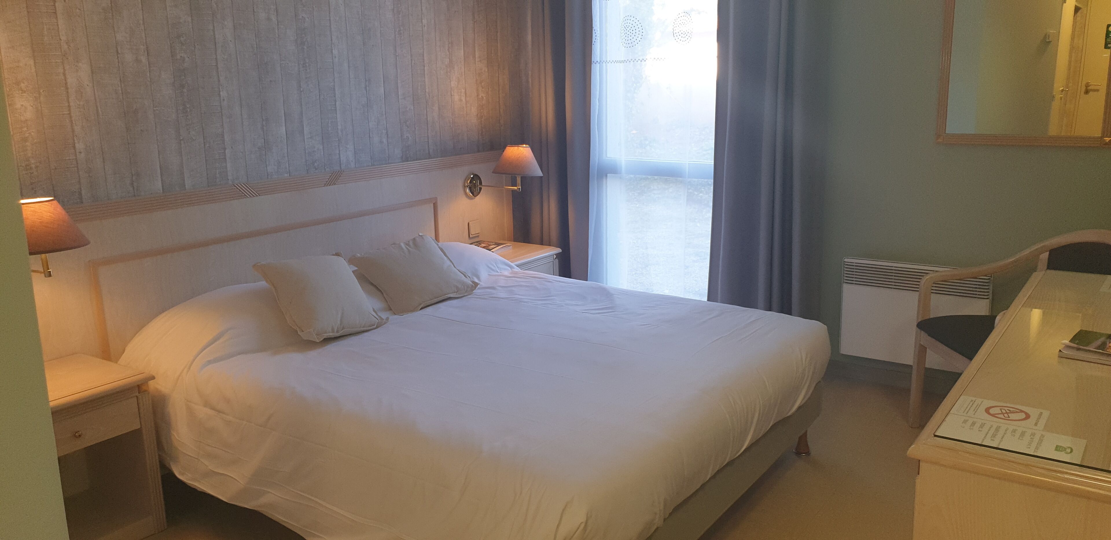 Habitación doble estándar, en el área del jardín | Decoración personalizada, escritorio y espacio para trabajar con laptop 