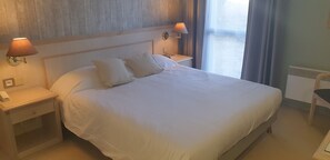 Standaard tweepersoonskamer, tuin | Individueel gedecoreerd, een bureau, een laptopwerkplek