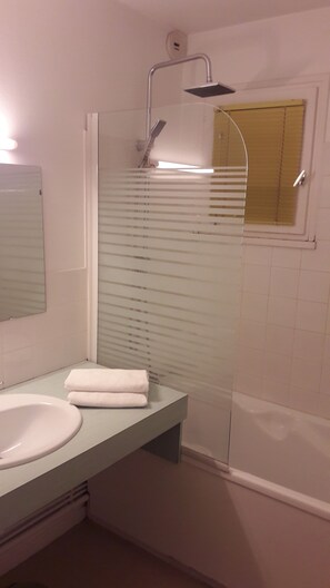 Standaard vierpersoonskamer, tuin | Badkamer | Een regendouche, een haardroger, handdoeken