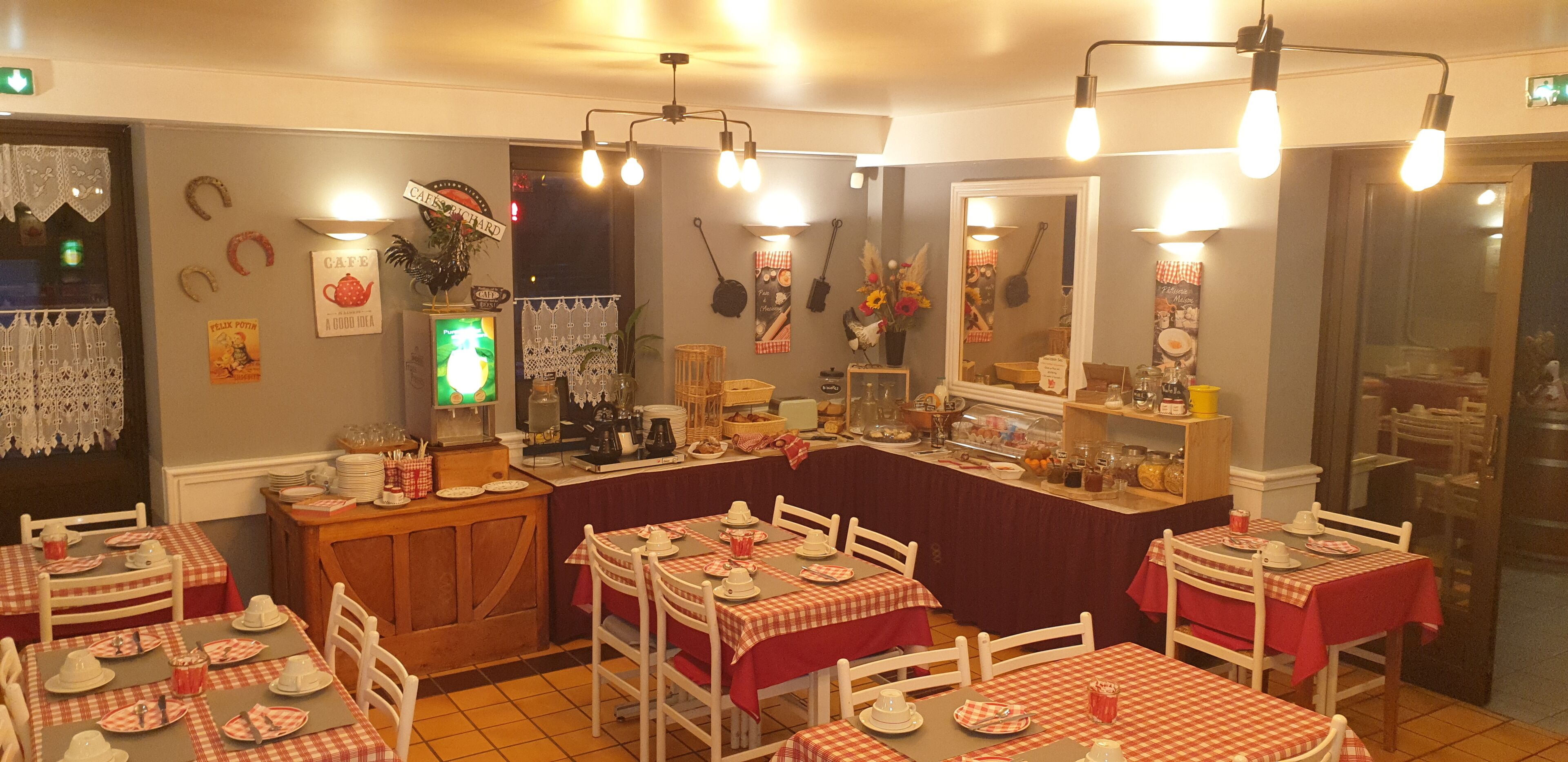 Ein Restaurant mit karierten Tischdecken, weißen Stühlen und einer Bar.