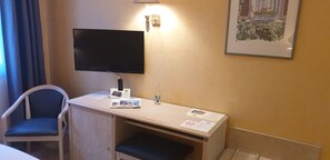Decoración personalizada, escritorio y espacio para trabajar con laptop 