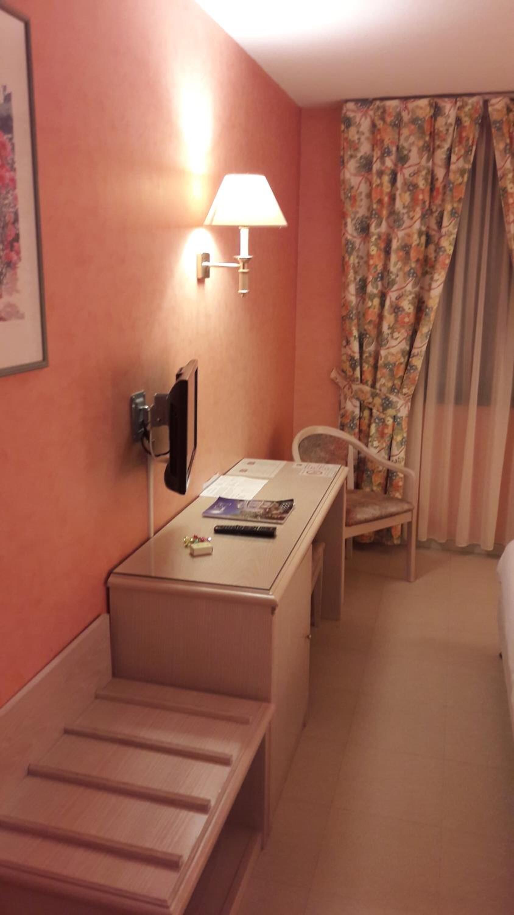 1 bedroom, individually decorated, desk, laptop workspace