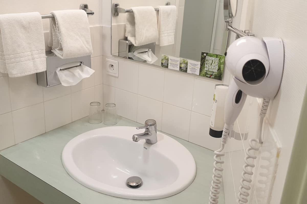 rainfall showerhead, hair dryer, towels