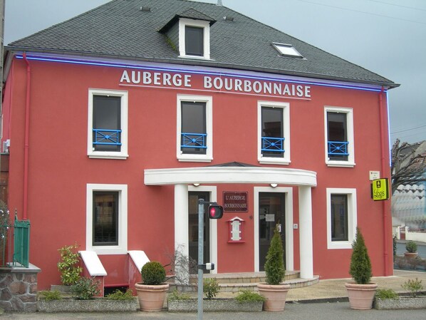 Front of property - Auberge Bourbonnaise (Saint-Yorre)